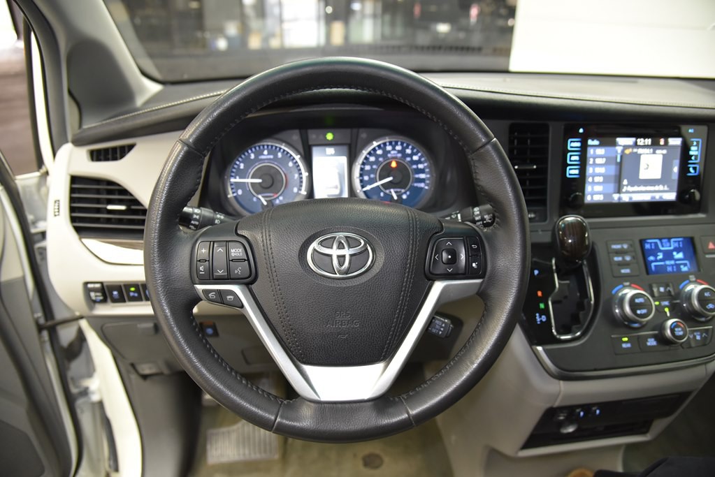 2016 Toyota Sienna Image 39