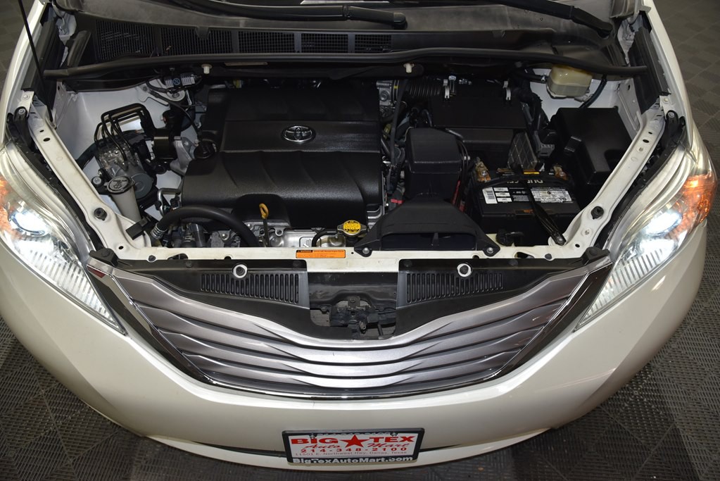 2016 Toyota Sienna Image 40