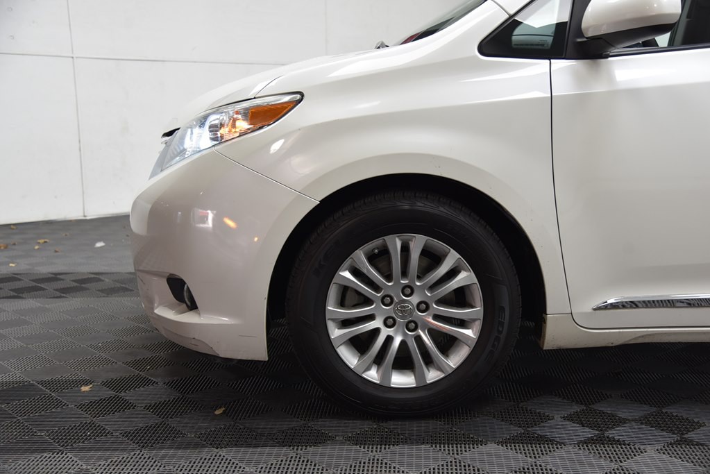2016 Toyota Sienna Image 43