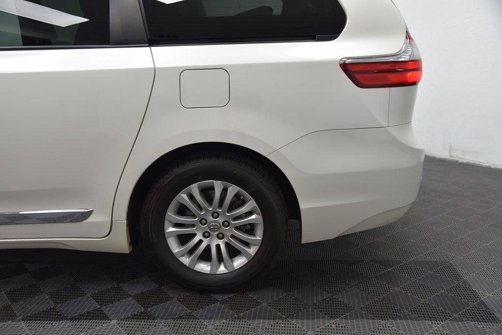 2016 Toyota Sienna Image 44