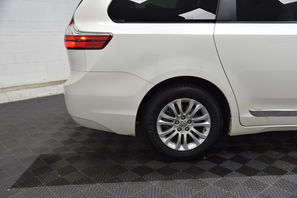 2016 Toyota Sienna Image 45