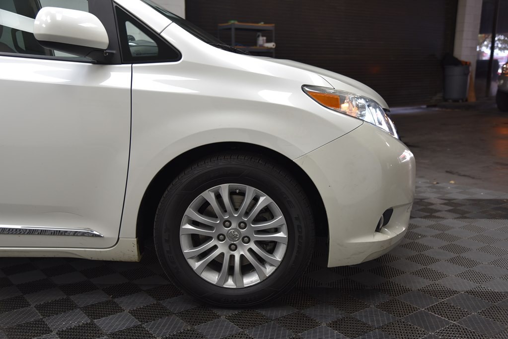 2016 Toyota Sienna Image 46