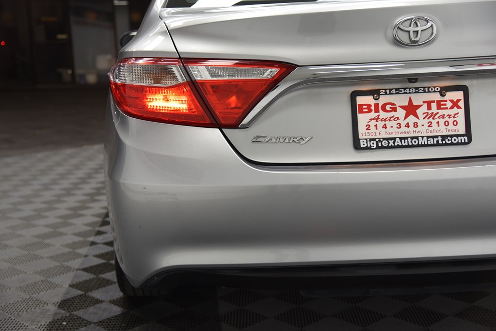 2017 Toyota Camry Image 16