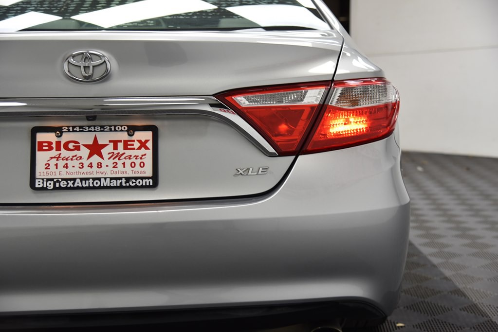 2017 Toyota Camry Image 17