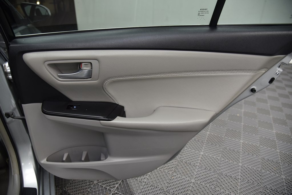 2017 Toyota Camry Image 25