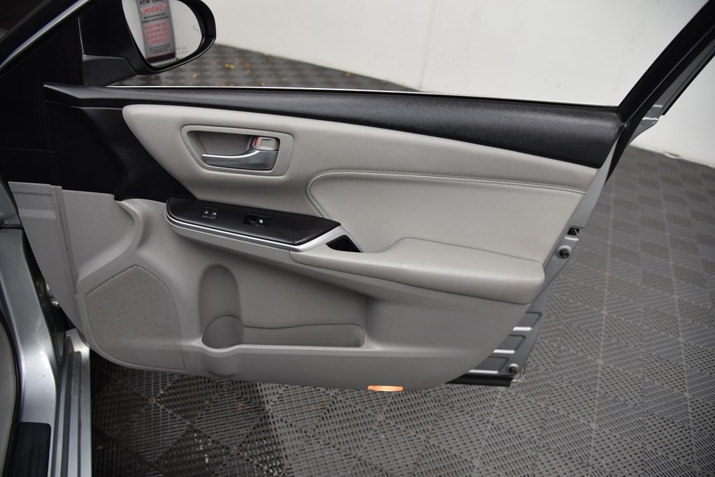 2017 Toyota Camry Image 31