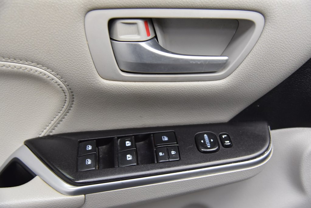 2017 Toyota Camry Image 38