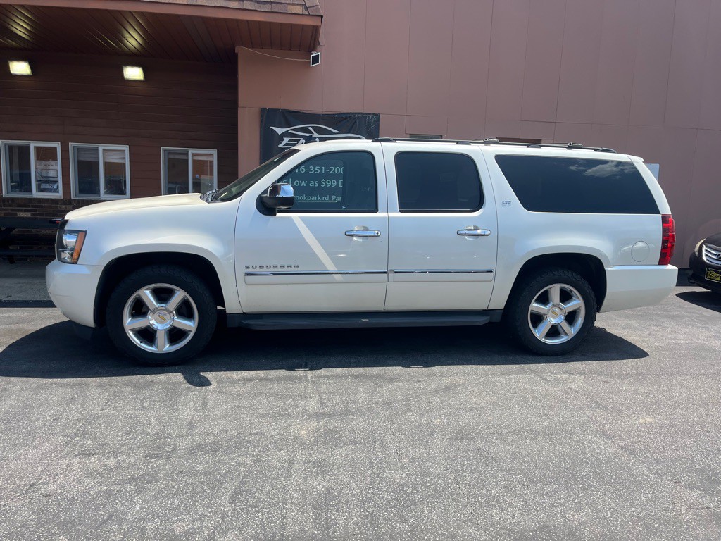 2011 Chevrolet Suburban Image 3