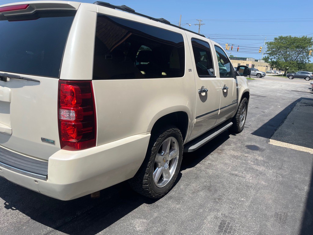 2011 Chevrolet Suburban Image 7