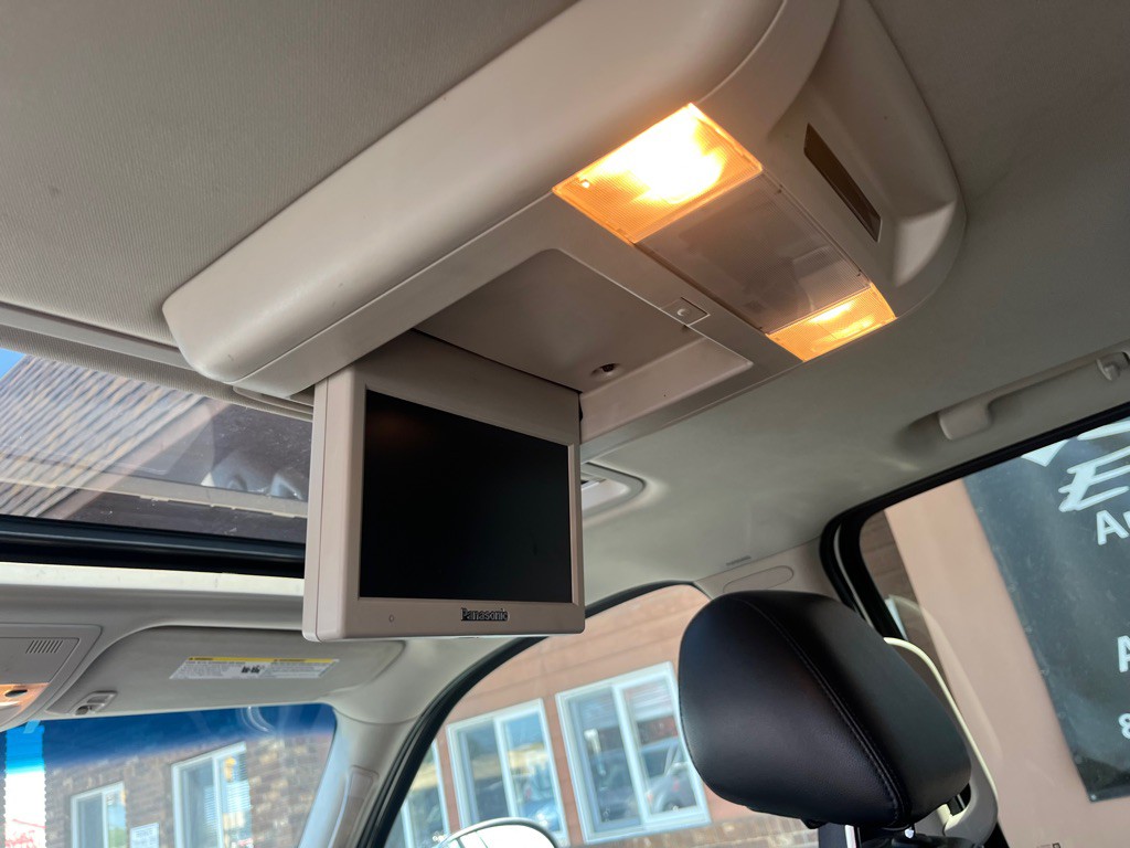 2011 Chevrolet Suburban Image 11