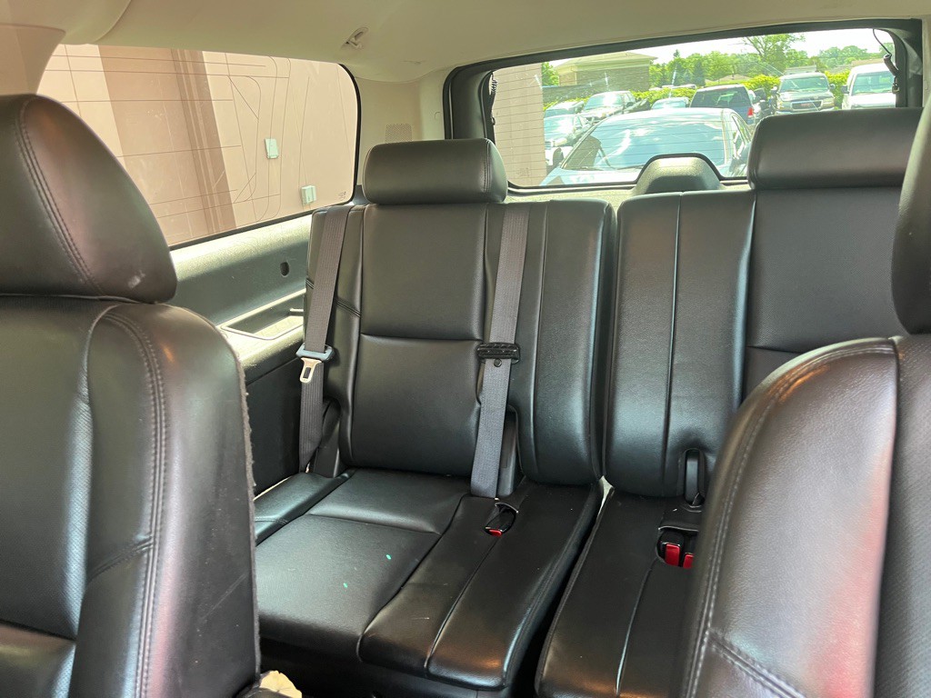 2011 Chevrolet Suburban Image 12