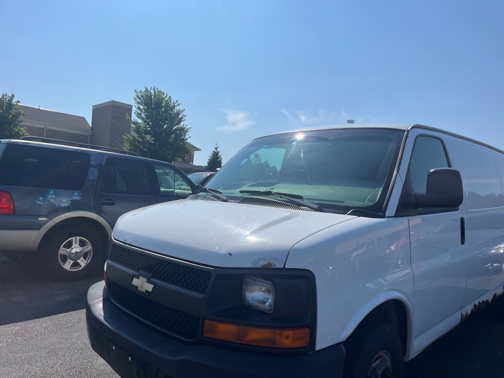 2009 Chevrolet Express Image 2