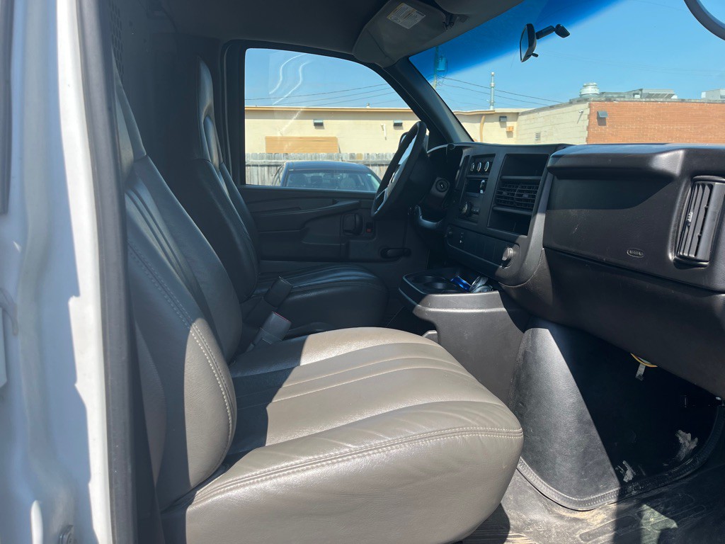 2009 Chevrolet Express Image 4