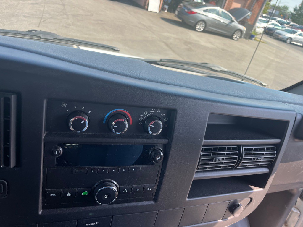2009 Chevrolet Express Image 5