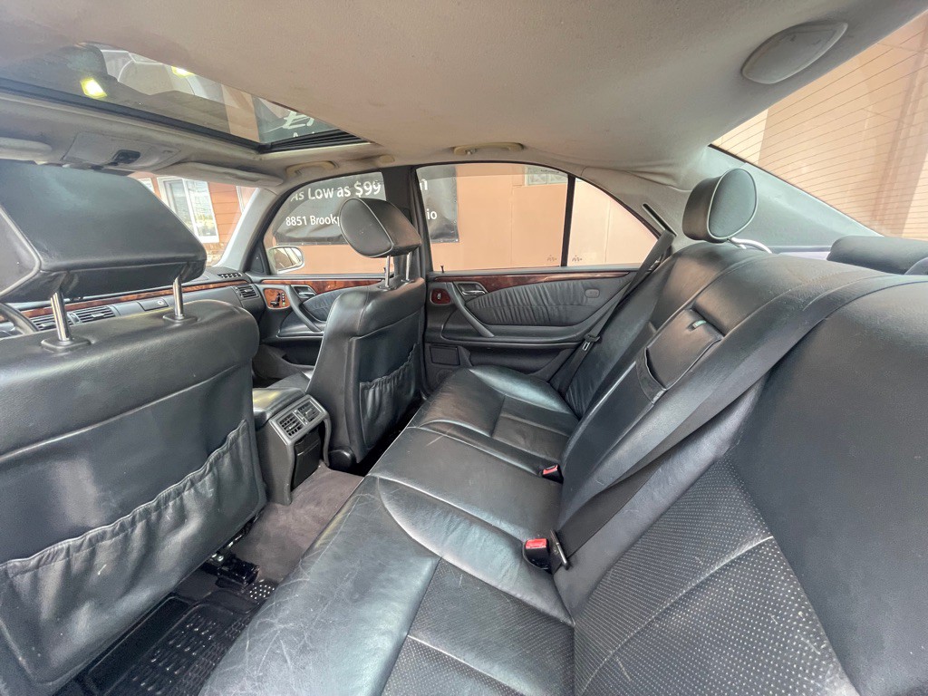 2000 Mercedes-Benz E-Class Image 9