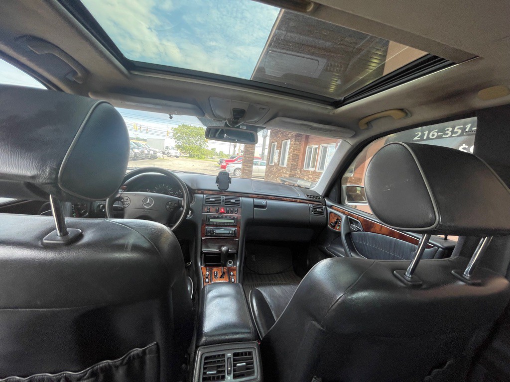2000 Mercedes-Benz E-Class Image 10