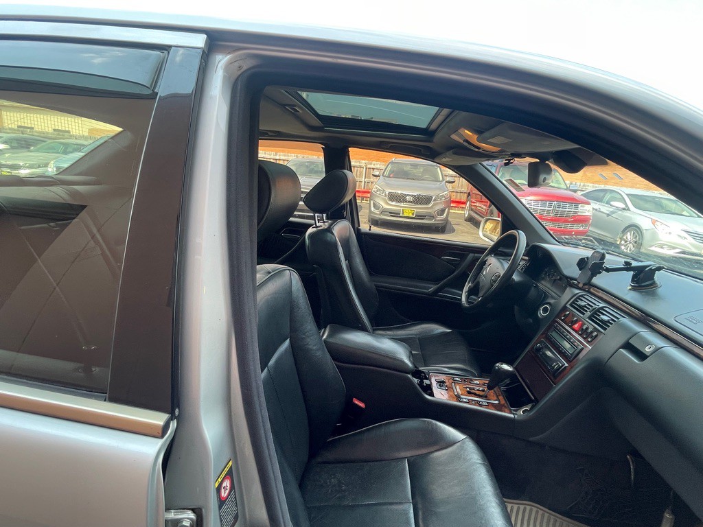 2000 Mercedes-Benz E-Class Image 16