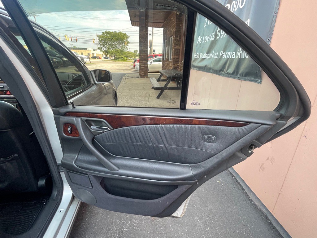 2000 Mercedes-Benz E-Class Image 17
