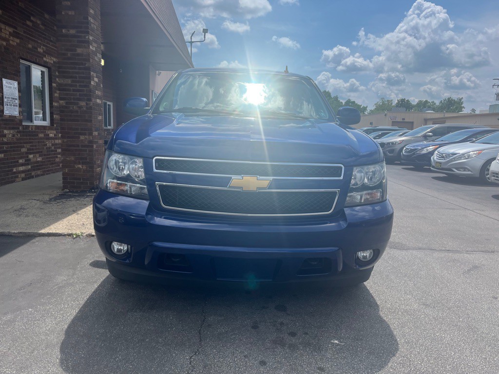 2012 Chevrolet Suburban Image 2