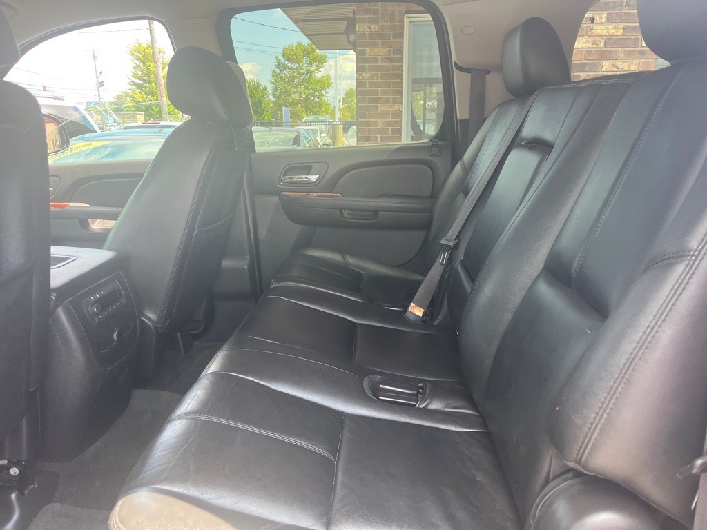 2012 Chevrolet Suburban Image 7