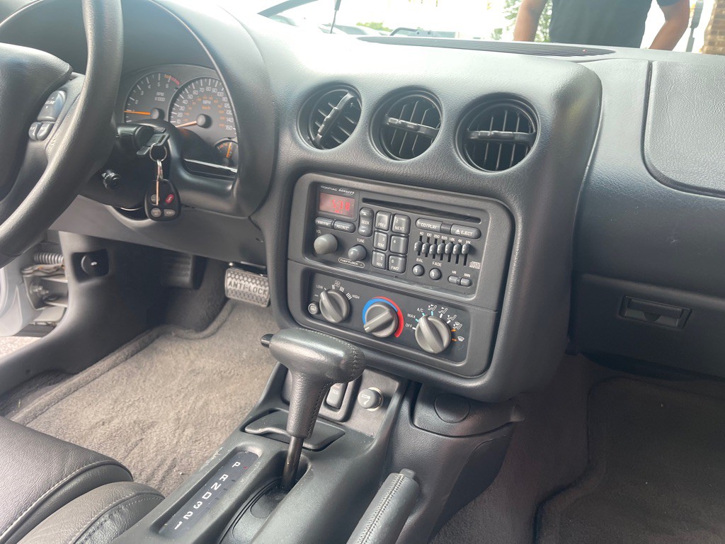 1998 Pontiac Firebird Image 4