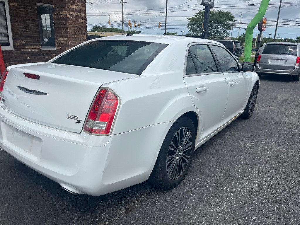 2012 Chrysler 300 Image 4
