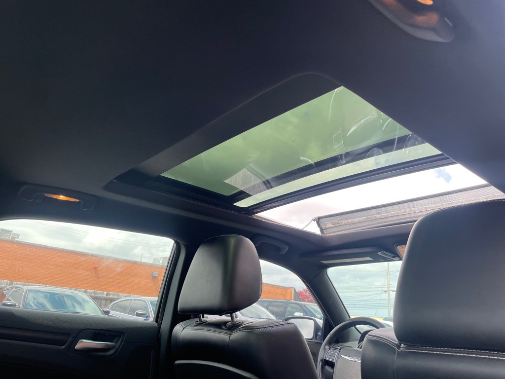 2012 Chrysler 300 Image 6