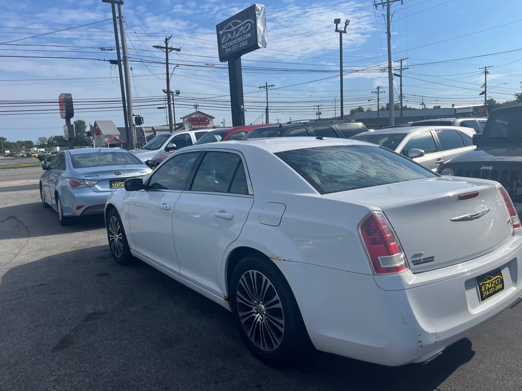 2012 Chrysler 300 Image 16