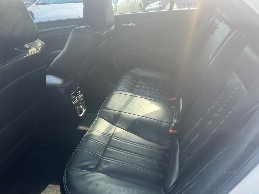 2012 Chrysler 300 Image 17