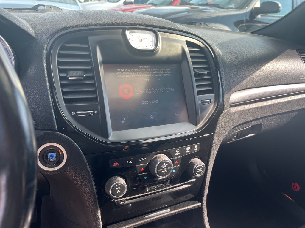 2012 Chrysler 300 Image 21