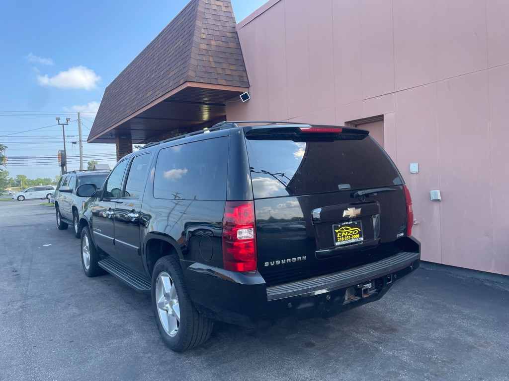 2008 Chevrolet Suburban Image 10