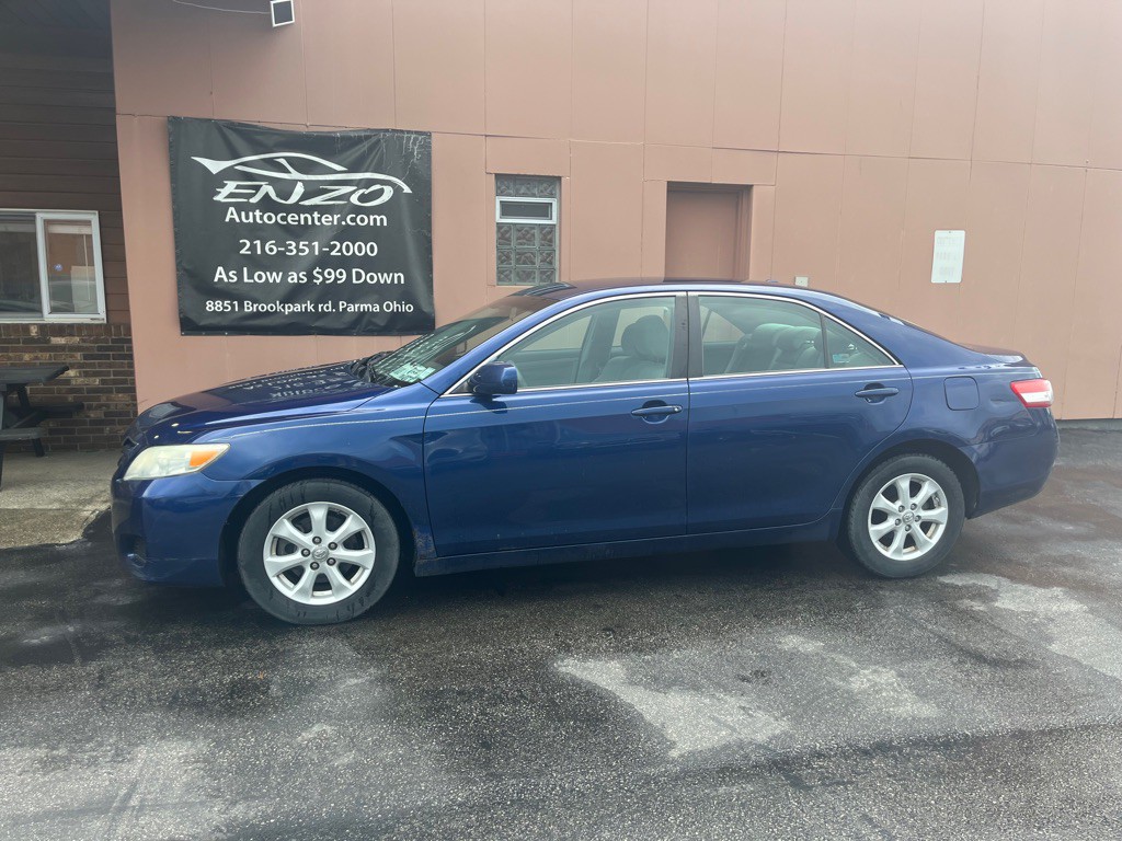 2011 Toyota Camry Image 2