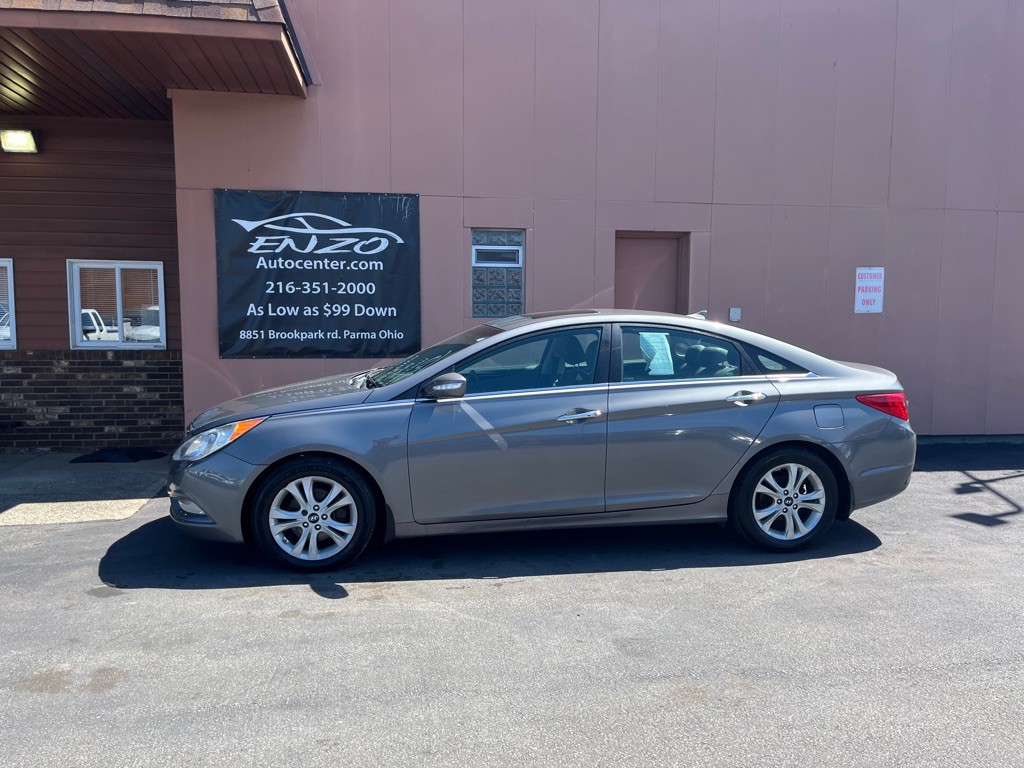 2011 Hyundai Sonata Image 2