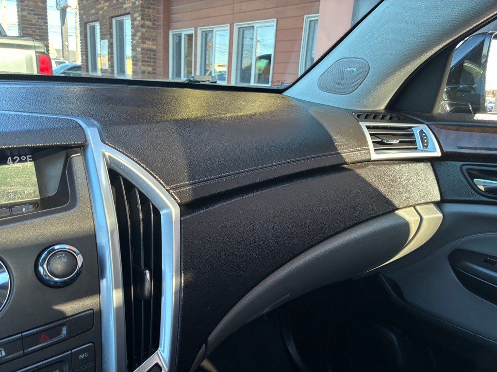 2011 Cadillac SRX Image 16