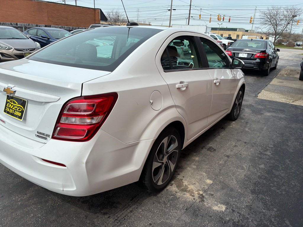 2017 Chevrolet Sonic Image 3