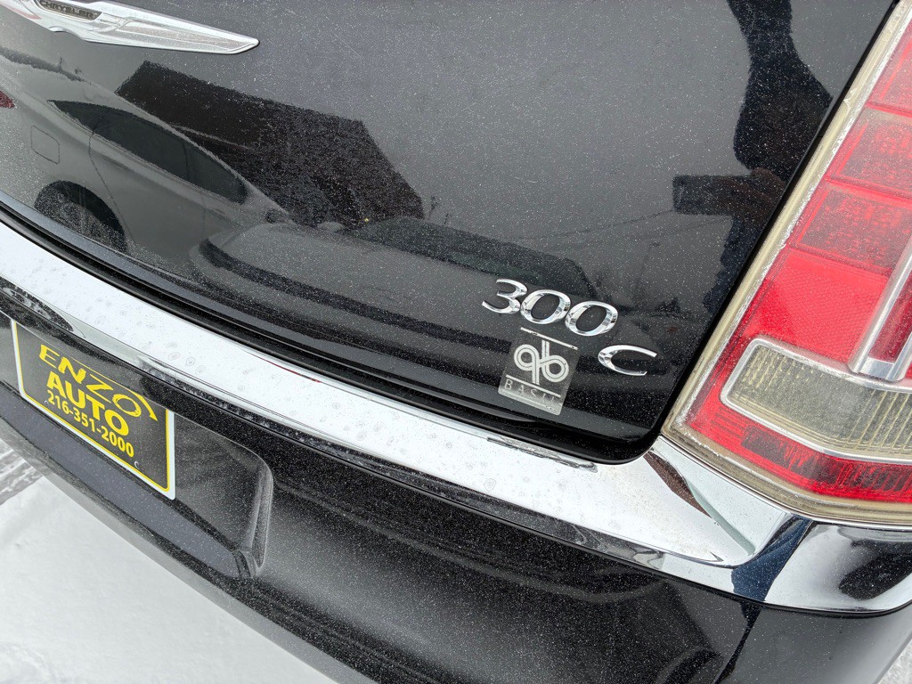 2014 Chrysler 300 Image 2