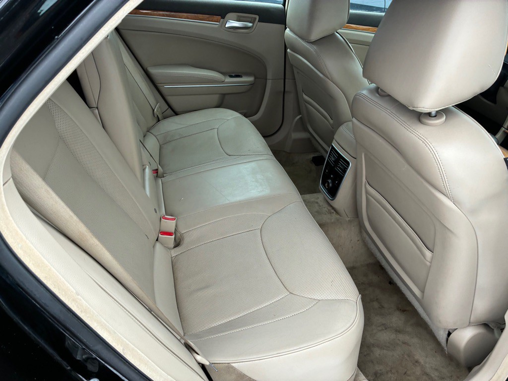 2014 Chrysler 300 Image 4