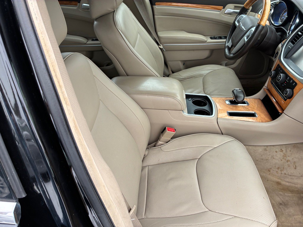 2014 Chrysler 300 Image 5