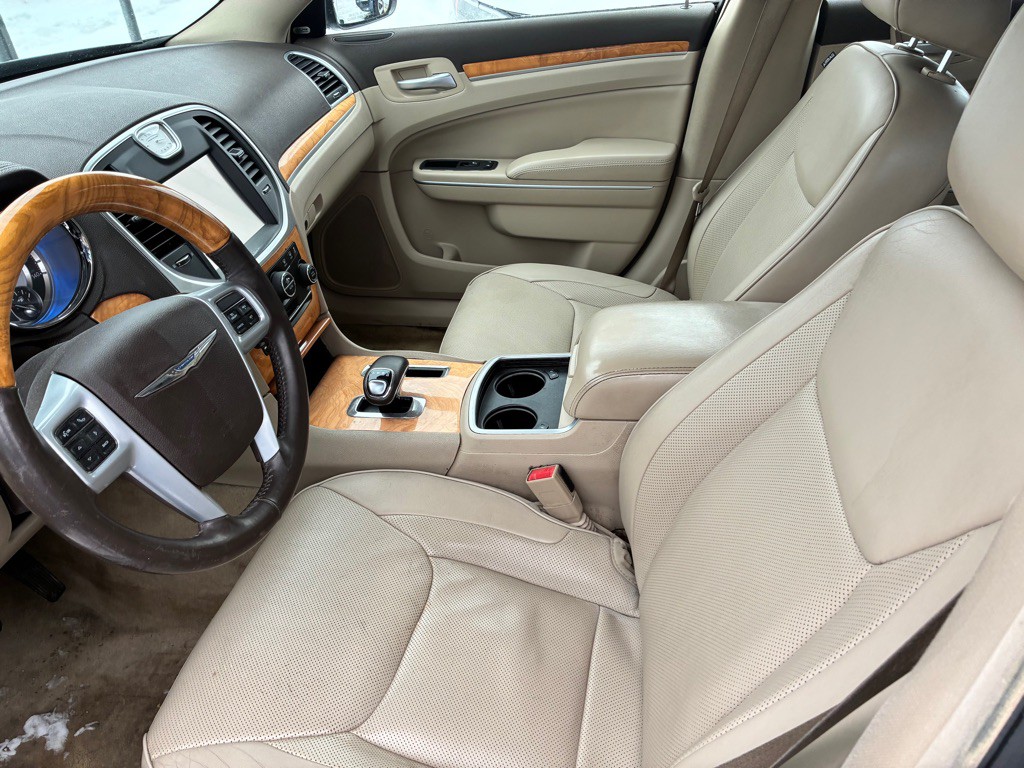 2014 Chrysler 300 Image 7