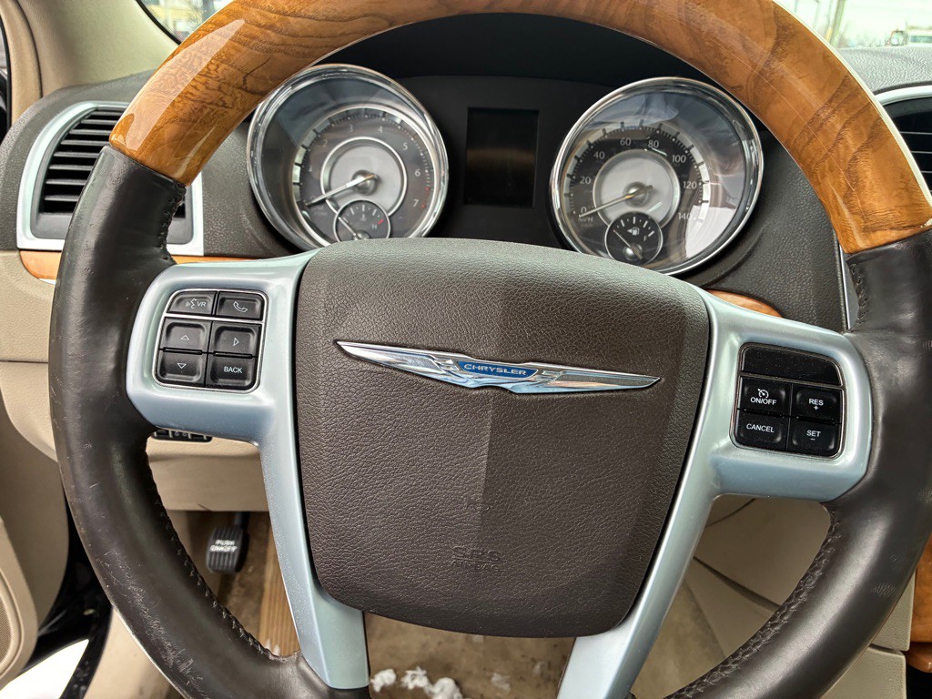 2014 Chrysler 300 Image 8