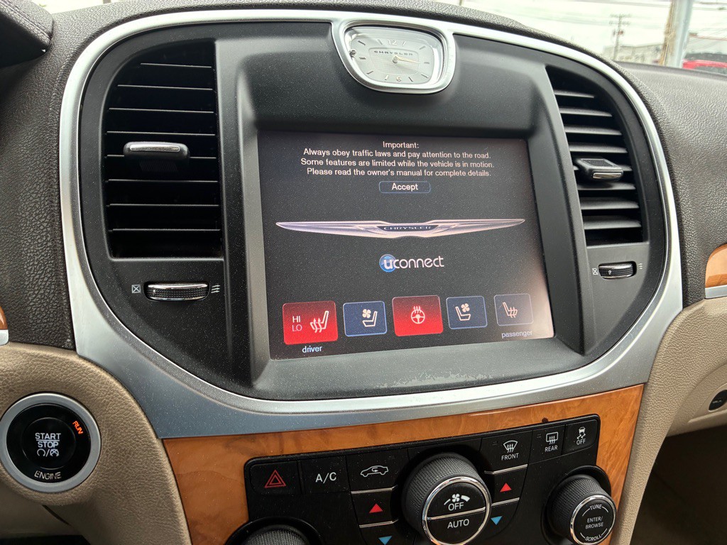 2014 Chrysler 300 Image 10