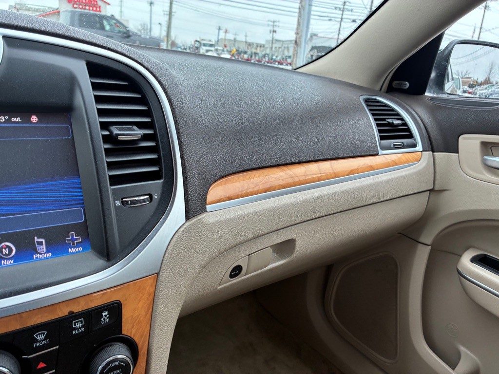 2014 Chrysler 300 Image 12