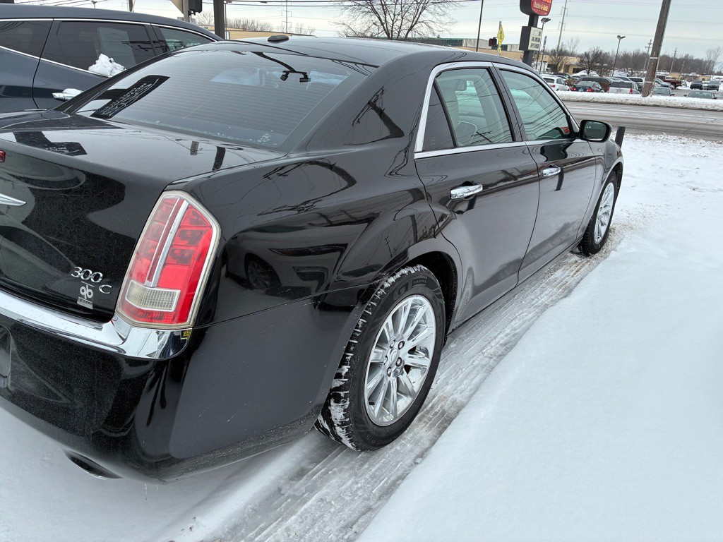 2014 Chrysler 300 Image 25