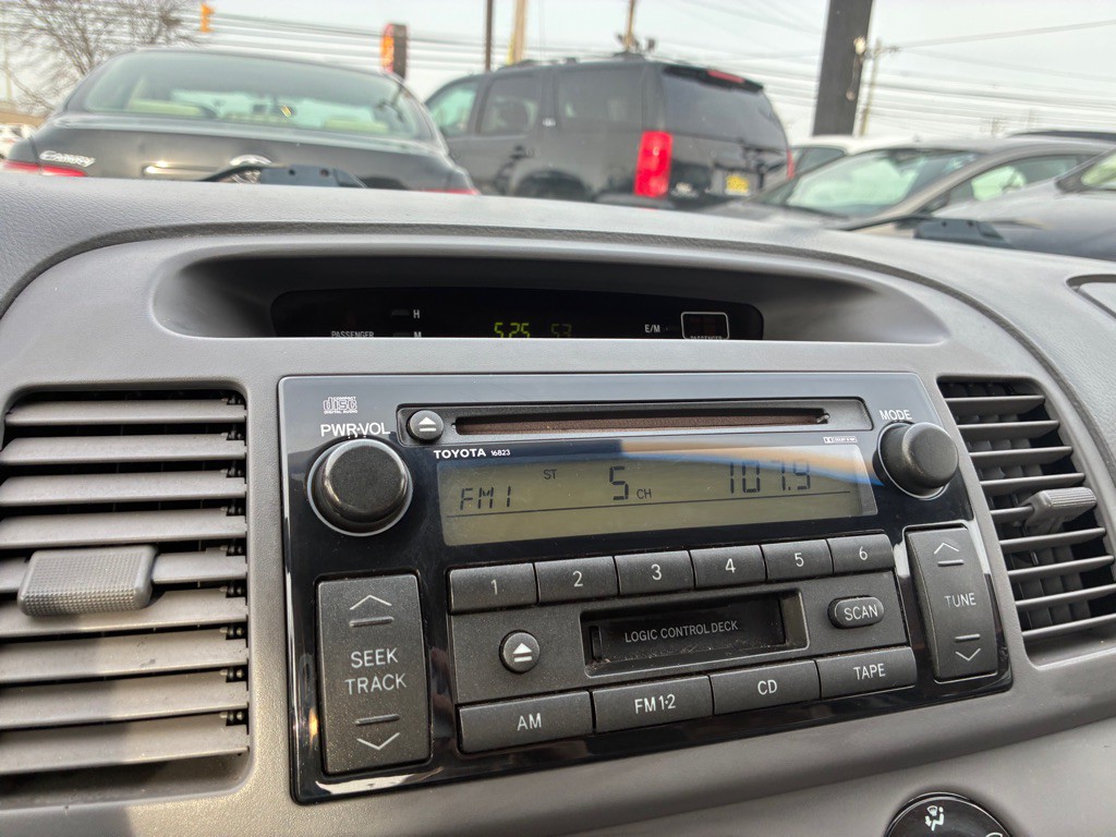 2004 Toyota Camry Image 10