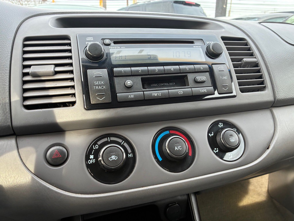 2004 Toyota Camry Image 12