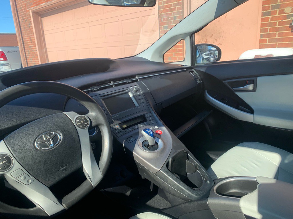 2012 Toyota Prius Image 12