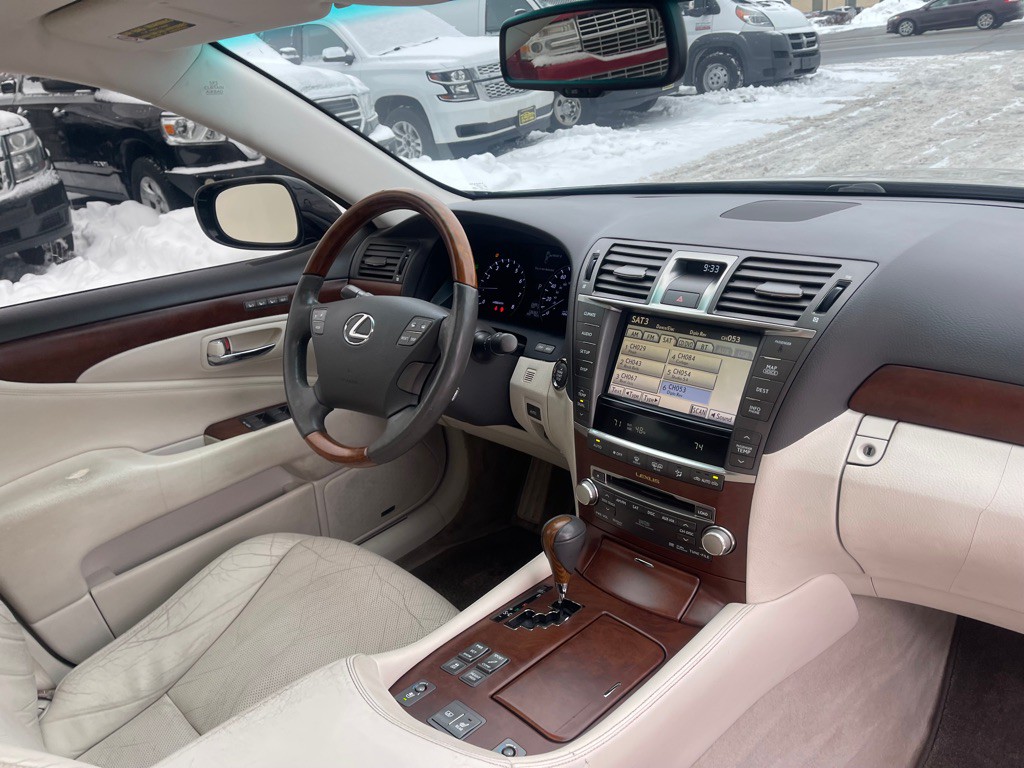 2010 Lexus LS Image 16