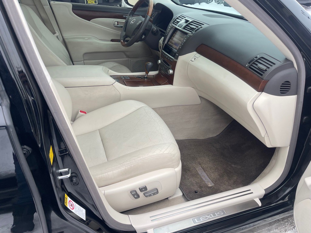 2010 Lexus LS Image 17