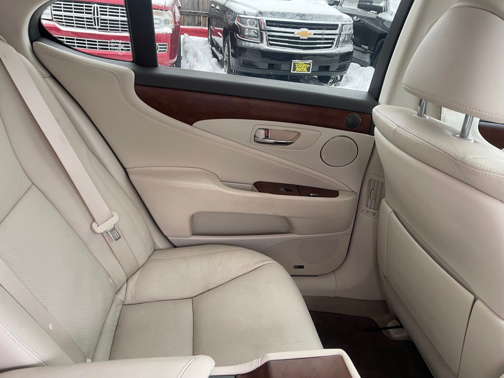 2010 Lexus LS Image 18