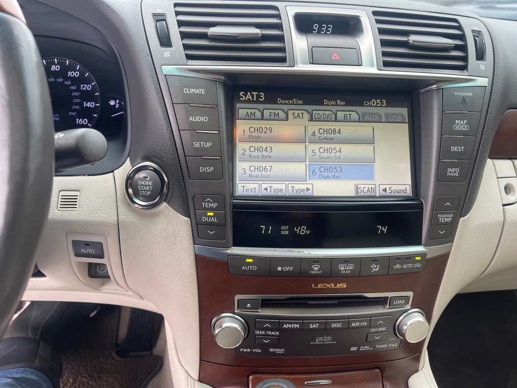 2010 Lexus LS Image 24